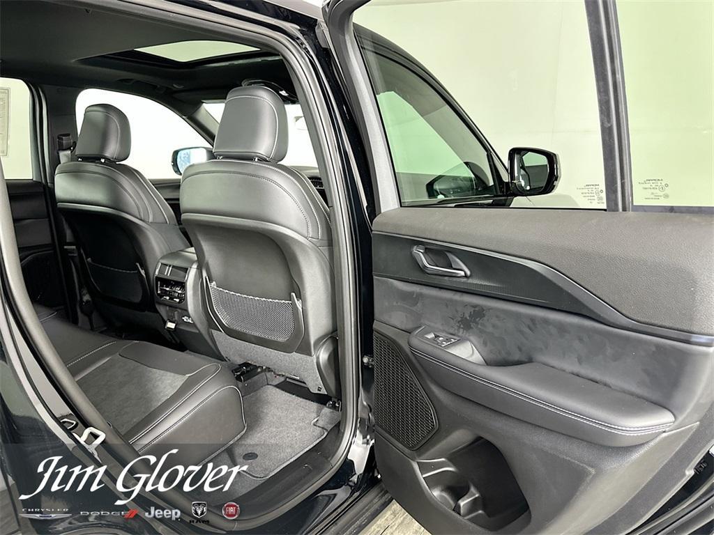 new 2025 Jeep Grand Cherokee car, priced at $40,524