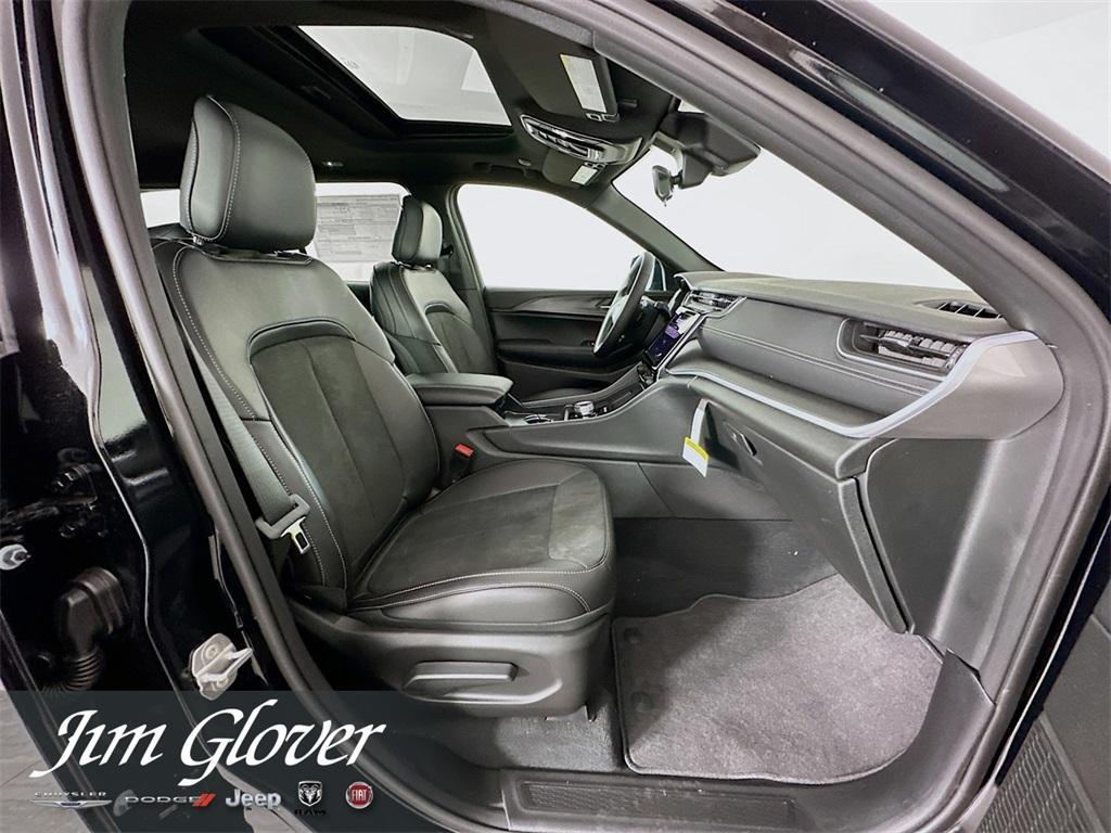 new 2025 Jeep Grand Cherokee car, priced at $40,524