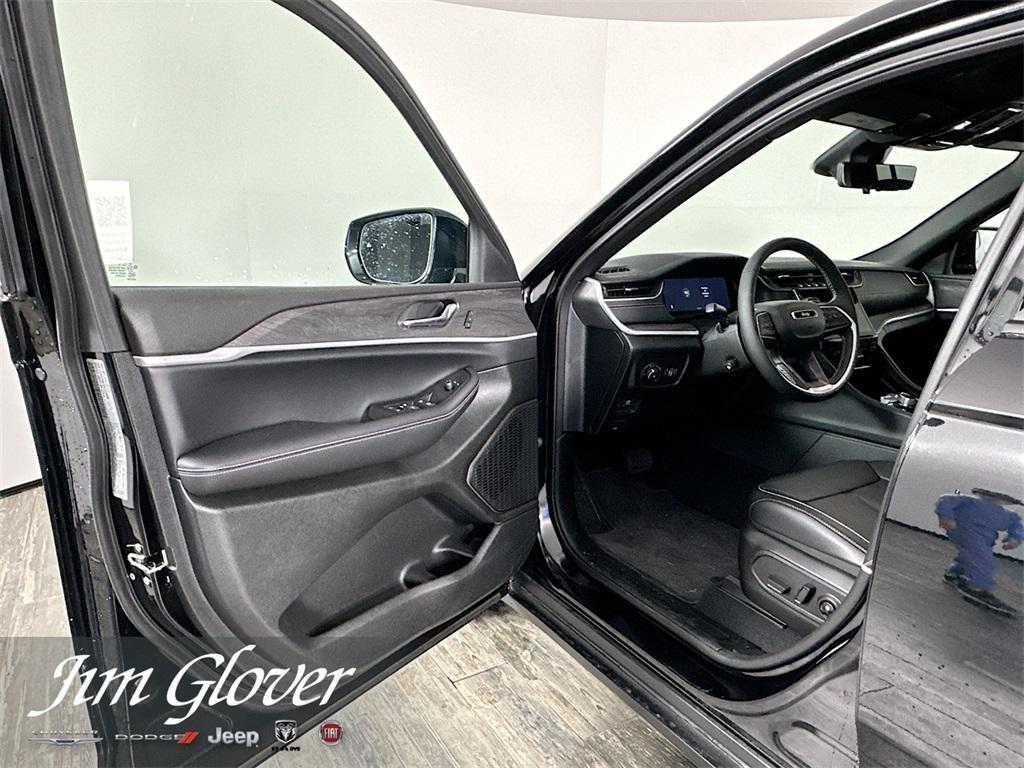 new 2025 Jeep Grand Cherokee car, priced at $50,084