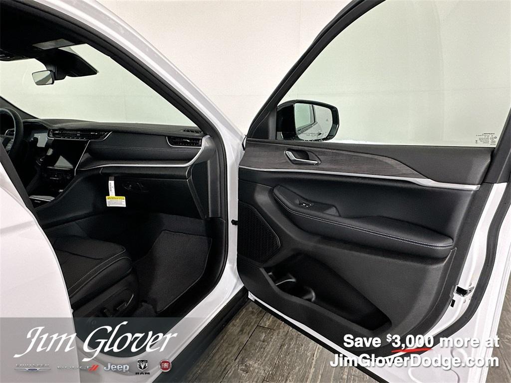 new 2025 Jeep Grand Cherokee car, priced at $44,100
