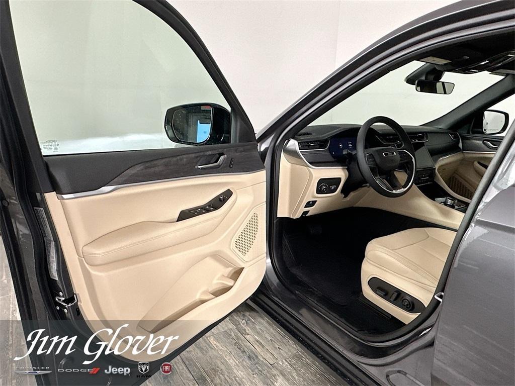 new 2025 Jeep Grand Cherokee car, priced at $45,455