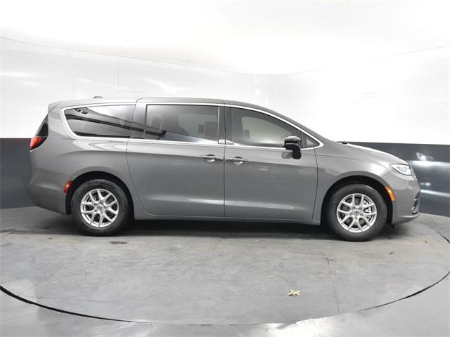 new 2025 Chrysler Pacifica car, priced at $38,420