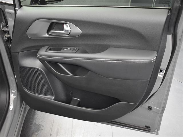 new 2025 Chrysler Pacifica car, priced at $38,420