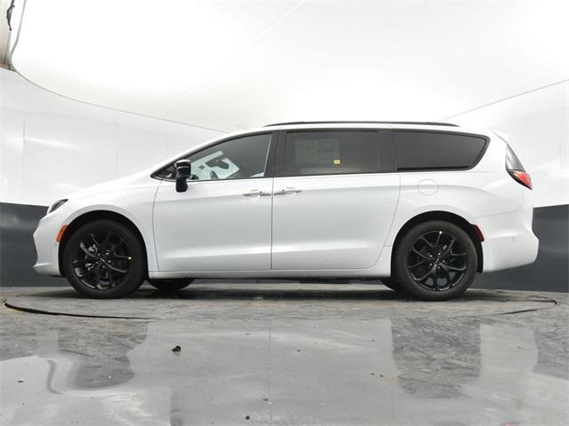 new 2024 Chrysler Pacifica car, priced at $44,990