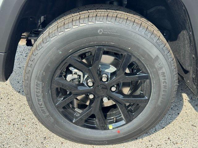 new 2025 Jeep Grand Cherokee car, priced at $36,900