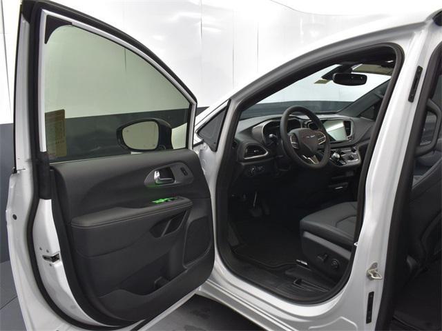 new 2025 Chrysler Pacifica car, priced at $38,532