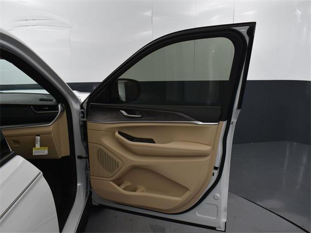 new 2025 Jeep Grand Cherokee L car, priced at $39,895