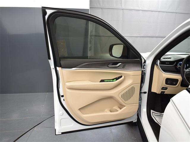 new 2025 Jeep Grand Cherokee car, priced at $43,010