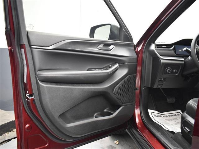 new 2025 Jeep Grand Cherokee car, priced at $35,970