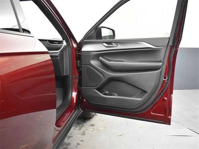 new 2025 Jeep Grand Cherokee car, priced at $35,970