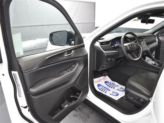 new 2025 Jeep Grand Cherokee car, priced at $37,885