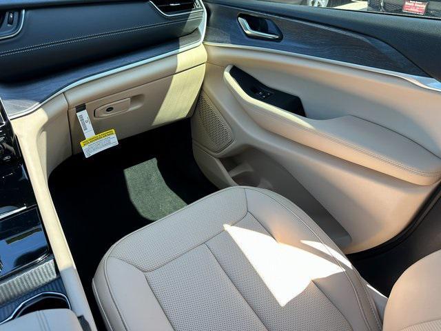 new 2025 Jeep Grand Cherokee car, priced at $45,652