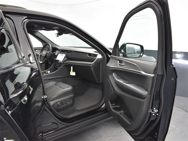 new 2025 Jeep Grand Cherokee car, priced at $39,870