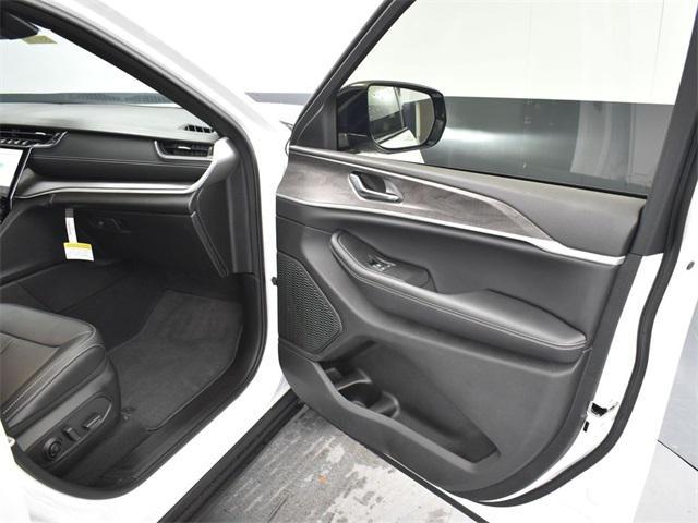 new 2025 Jeep Grand Cherokee car, priced at $37,775