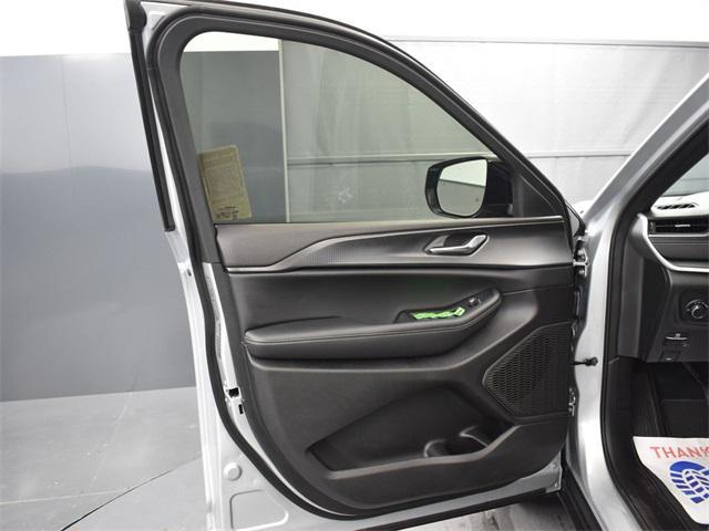 new 2025 Jeep Grand Cherokee car, priced at $38,480