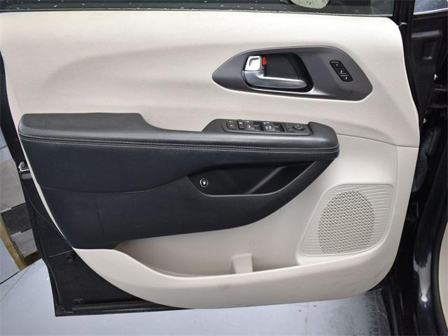 used 2021 Chrysler Pacifica Hybrid car, priced at $22,222