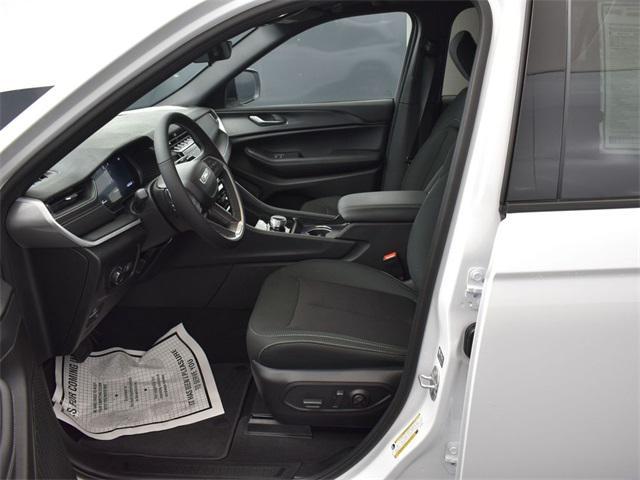 new 2025 Jeep Grand Cherokee car, priced at $35,677