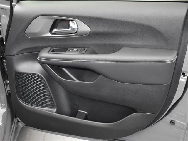 new 2025 Chrysler Pacifica car, priced at $38,420