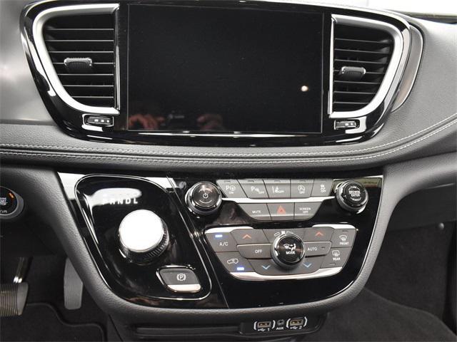 new 2025 Chrysler Pacifica car, priced at $40,920
