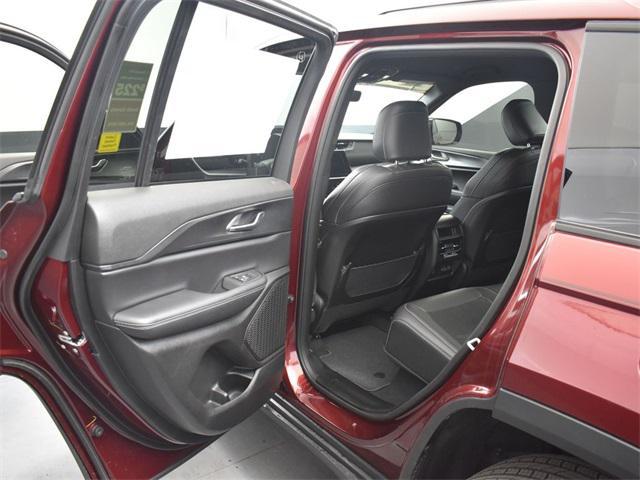 new 2025 Jeep Grand Cherokee car, priced at $33,400