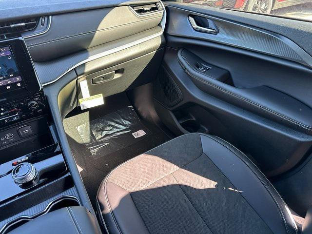 new 2025 Jeep Grand Cherokee car, priced at $37,900