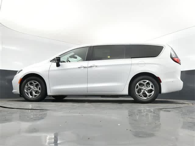 new 2024 Chrysler Pacifica car, priced at $43,870