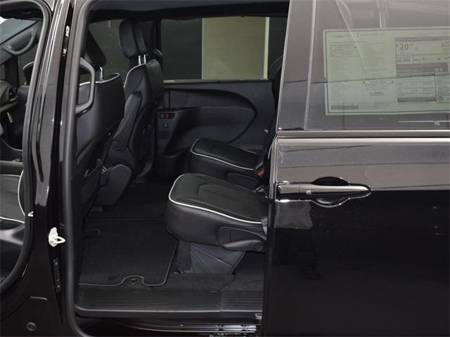 new 2025 Chrysler Pacifica car, priced at $47,749