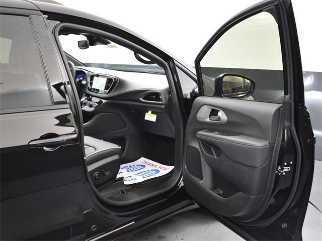 new 2025 Chrysler Pacifica car, priced at $47,749