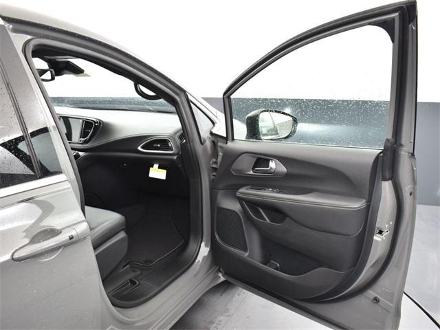 new 2025 Chrysler Pacifica car, priced at $39,027
