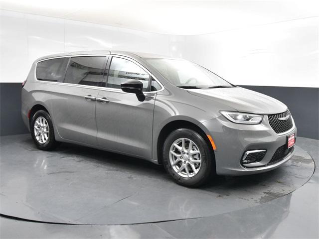 new 2025 Chrysler Pacifica car, priced at $39,027