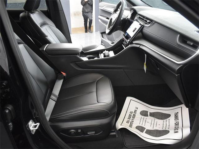 new 2025 Jeep Grand Cherokee car, priced at $40,370