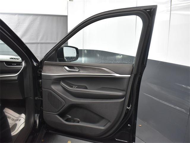 new 2025 Jeep Grand Cherokee car, priced at $40,370