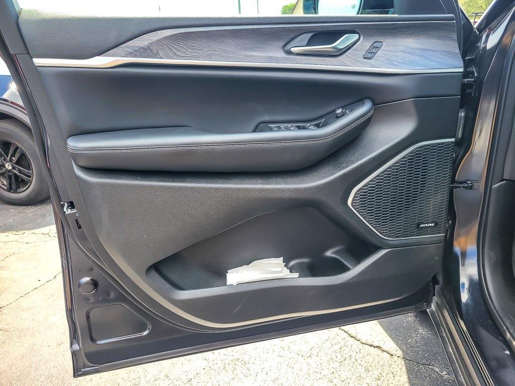 used 2024 Jeep Grand Cherokee car, priced at $38,995