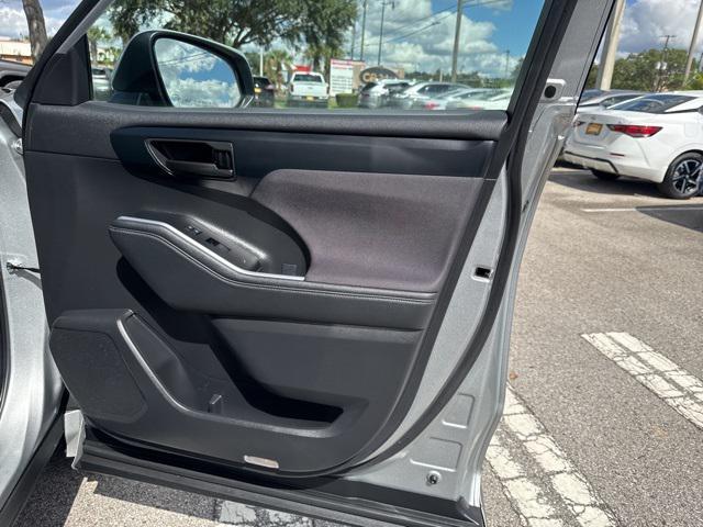 used 2023 Toyota Highlander car, priced at $30,979