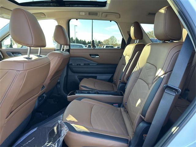 new 2025 Nissan Pathfinder car, priced at $44,626
