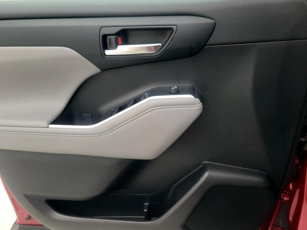 used 2021 Toyota Highlander Hybrid car, priced at $36,998