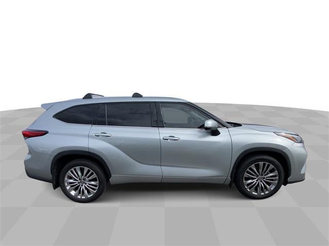 used 2022 Toyota Highlander car, priced at $34,599