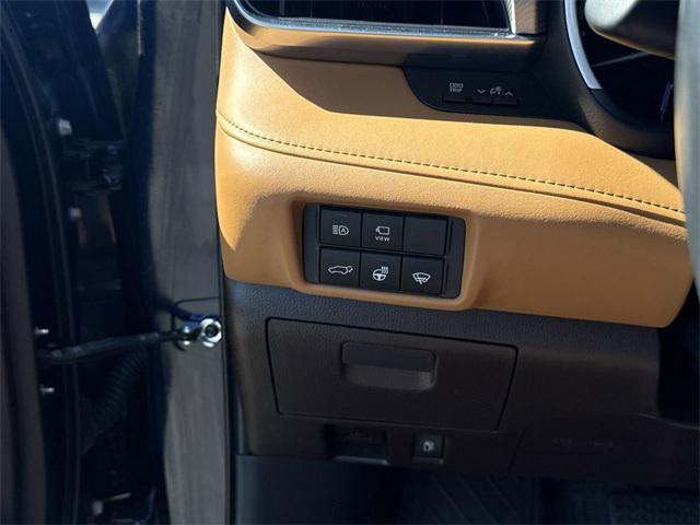 used 2021 Toyota Highlander car, priced at $38,999