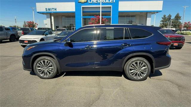 used 2021 Toyota Highlander car, priced at $38,999