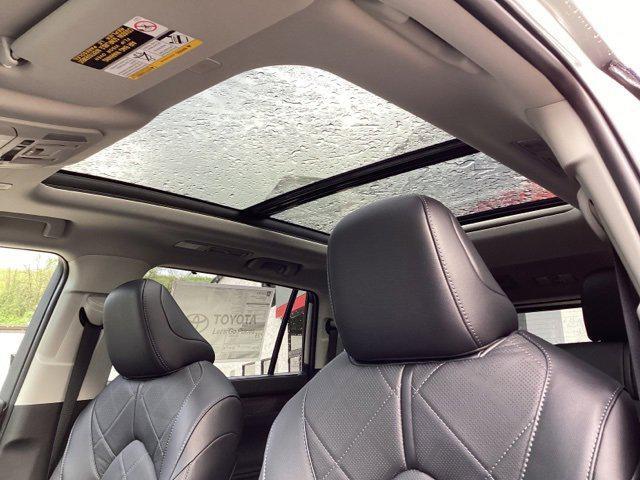 new 2025 Toyota Highlander Hybrid car, priced at $57,646