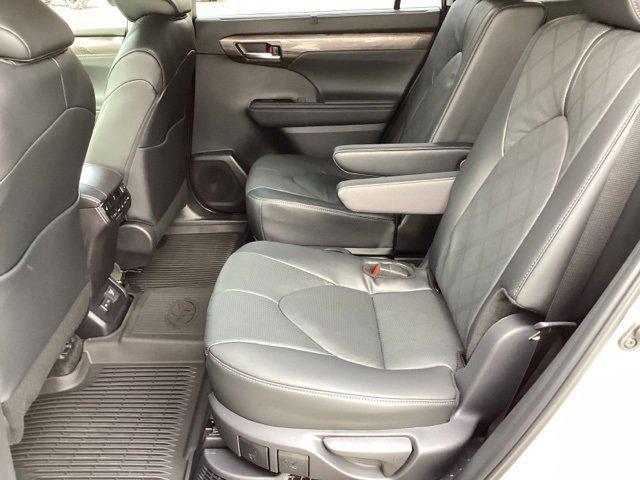 new 2025 Toyota Highlander Hybrid car, priced at $57,646
