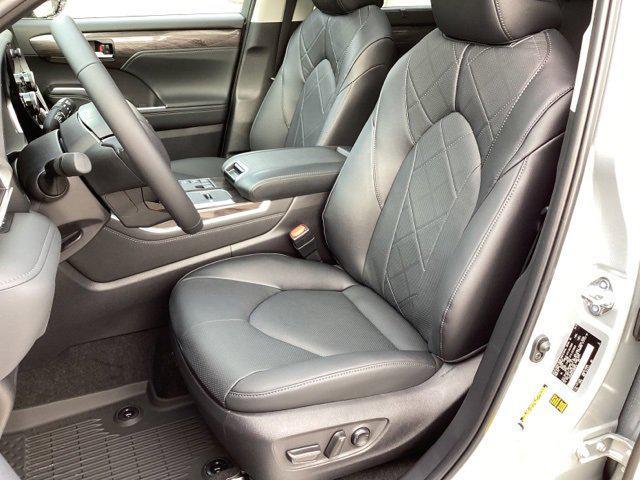 new 2025 Toyota Highlander Hybrid car, priced at $57,646