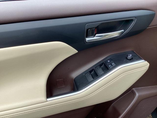 used 2021 Toyota Highlander car, priced at $32,990