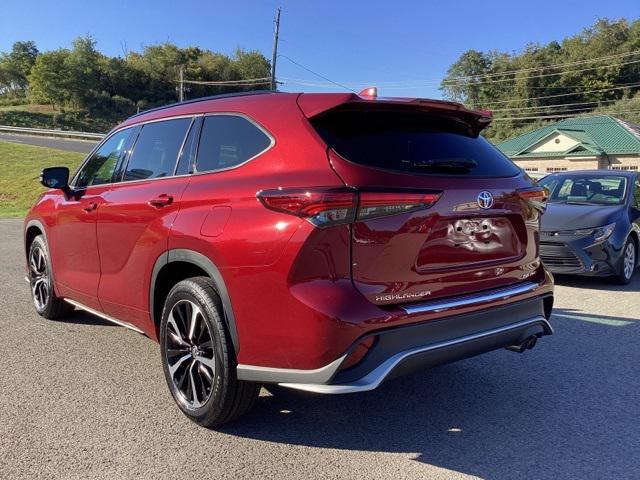 used 2022 Toyota Highlander car, priced at $39,990