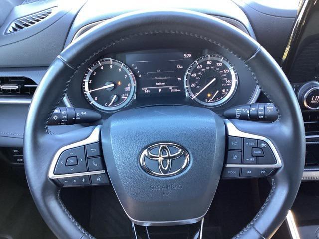 used 2022 Toyota Highlander car, priced at $39,990