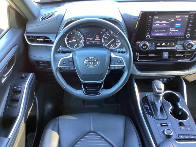 used 2022 Toyota Highlander car, priced at $39,990