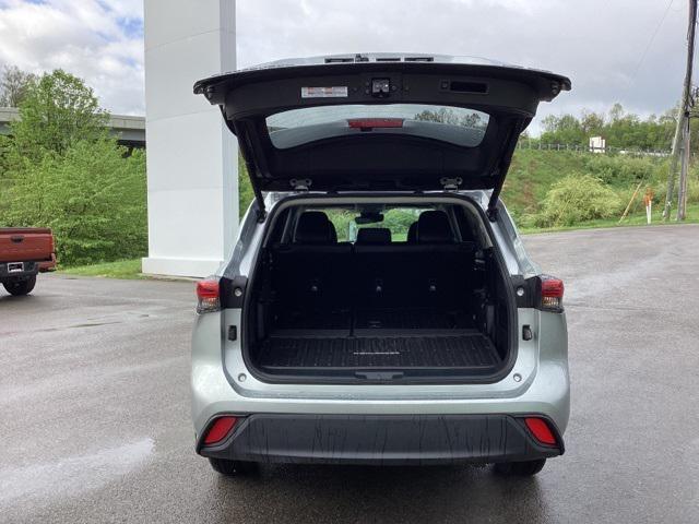 used 2022 Toyota Highlander car, priced at $38,990