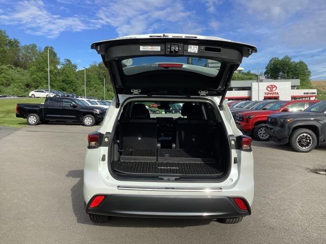 used 2022 Toyota Highlander Hybrid car, priced at $42,990
