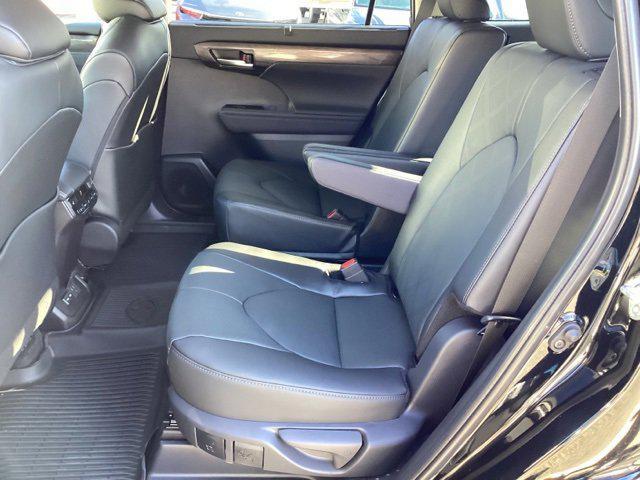 new 2025 Toyota Highlander car, priced at $55,517