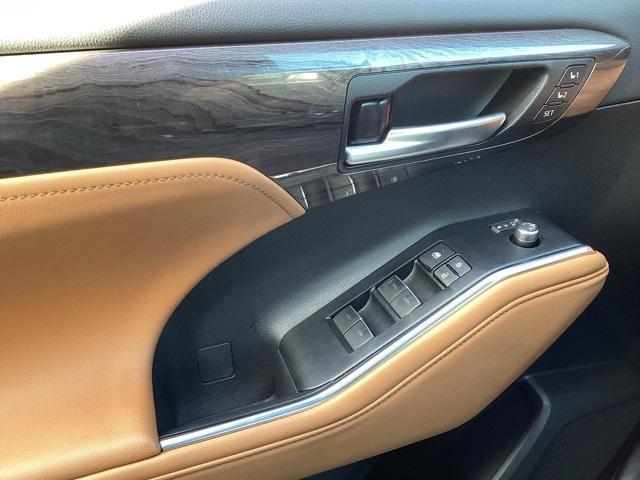 used 2025 Toyota Highlander car, priced at $47,990